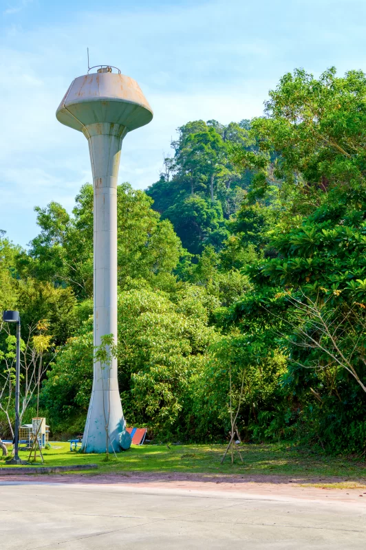 старинная водонапорная башня в старомодном стиле