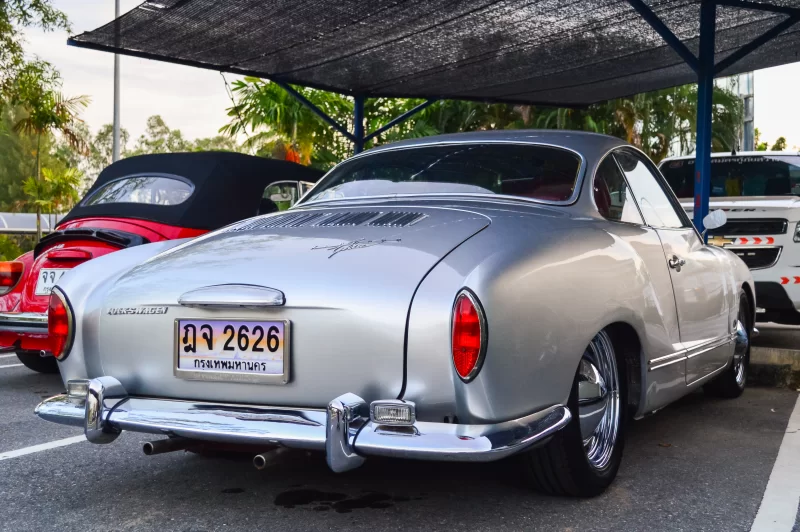 Классический автомобиль VW Karman Gia на парковке.