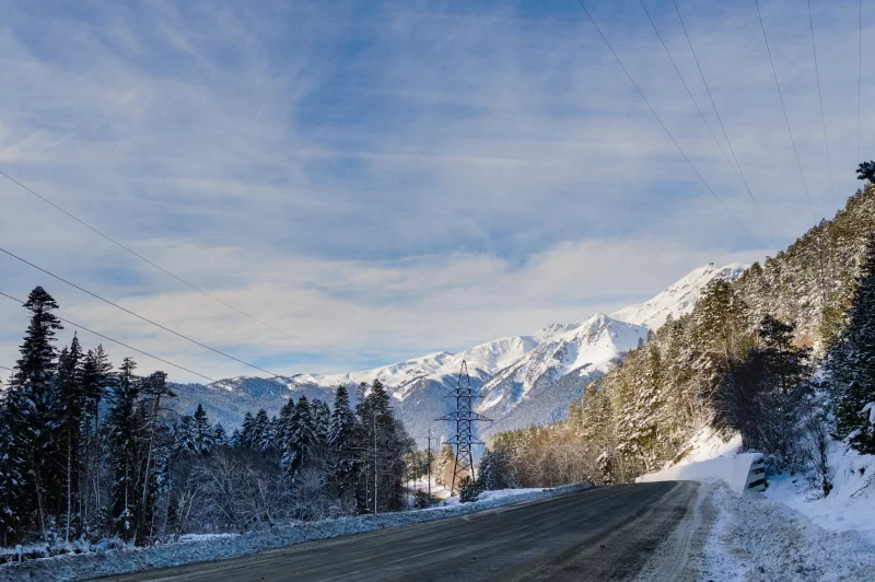 Зимний горный пейзаж с дорогой и снегом