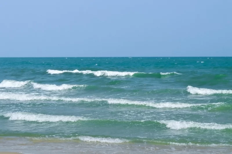 Волны в океане и песок на пляже