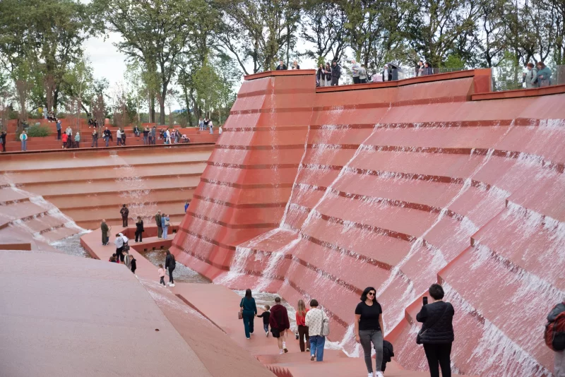 Современный водопад и люди