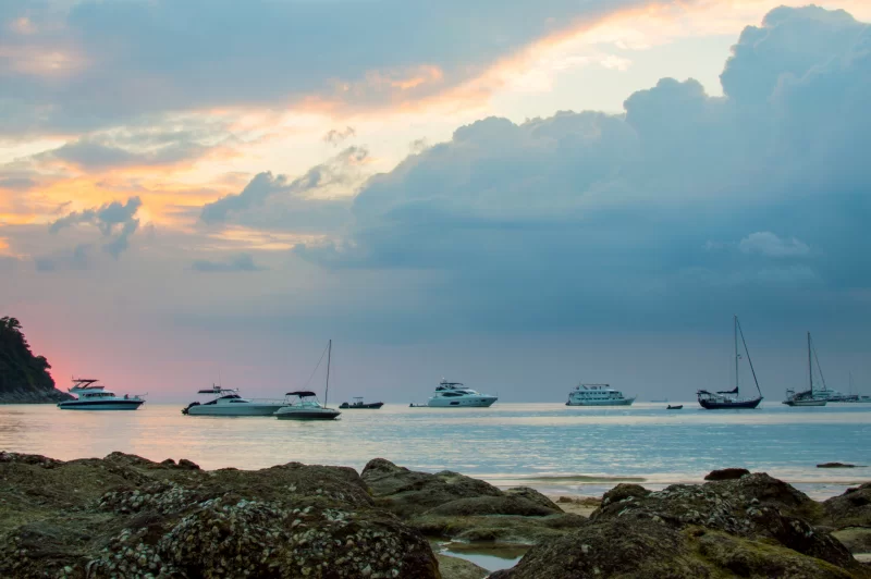 Каменистый пляж на закате