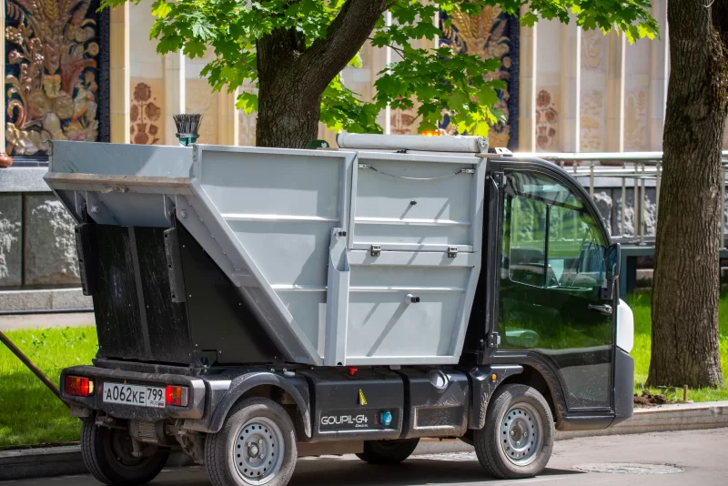 Электромобиль для уборки территории в парке