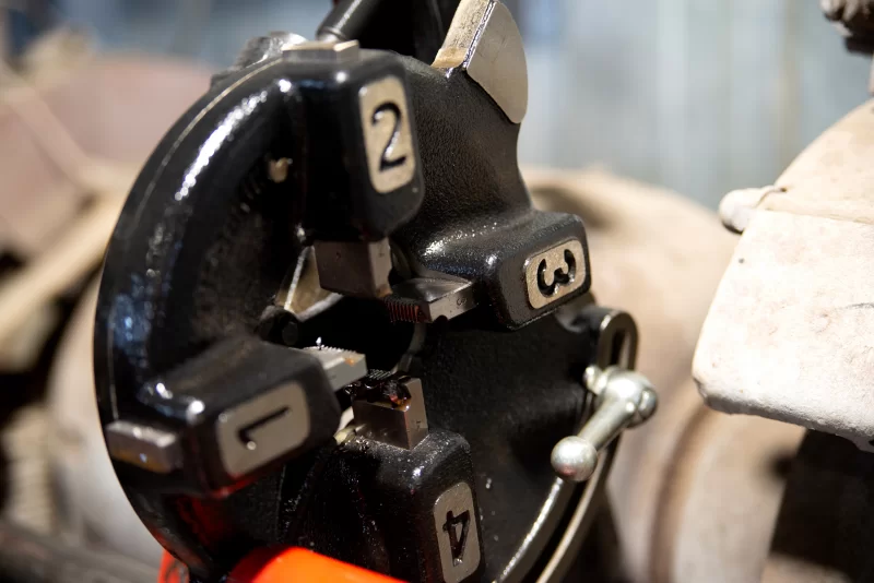 Станок для нарезки резьбы: детальный вид механизма