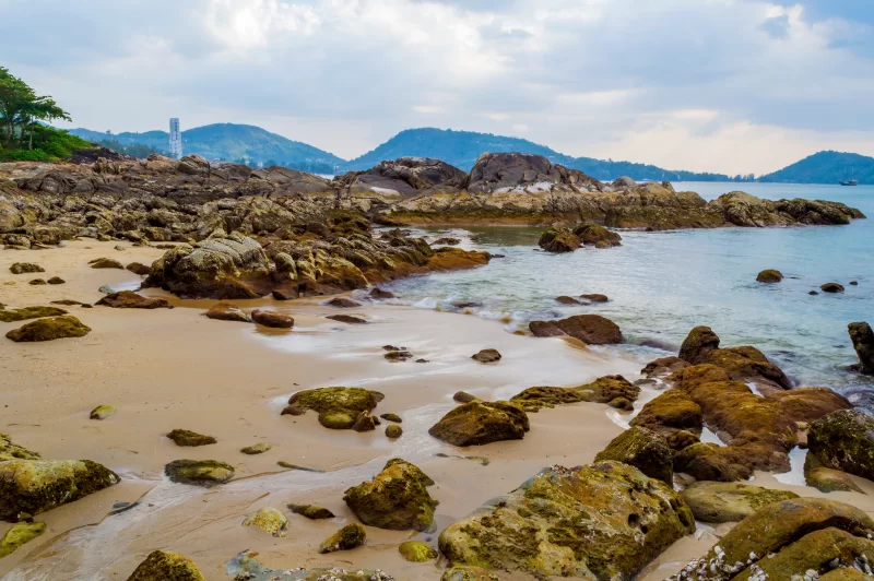 Каменистый пляж на закате