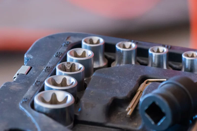 Головки в ящике инструмента для автомобиля