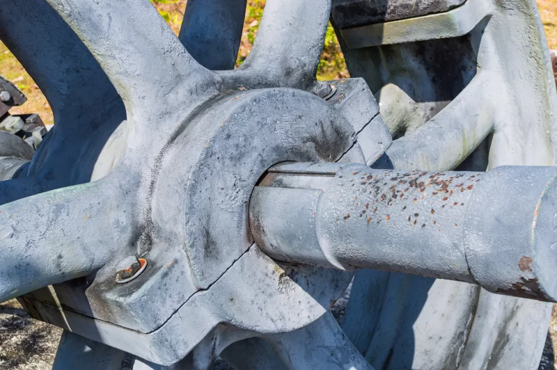 Большие шахтные колеса на валу.