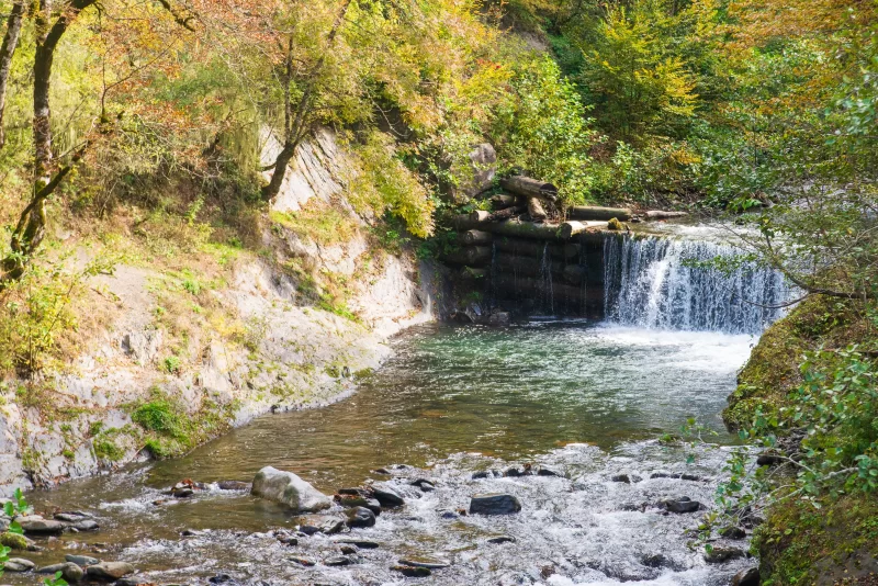 Живописная река с небольшим водопадом в Адыгее.