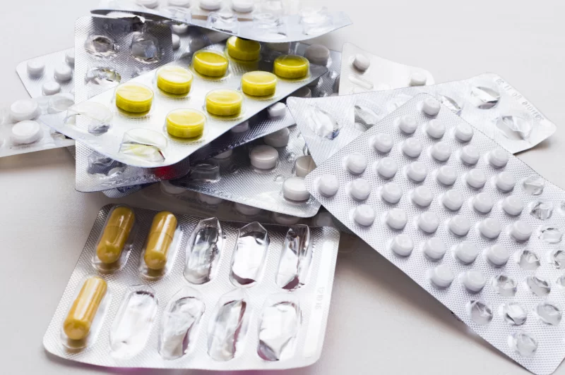 Разнообразие лекарств в блистерных упаковках: таблетки и капсулы