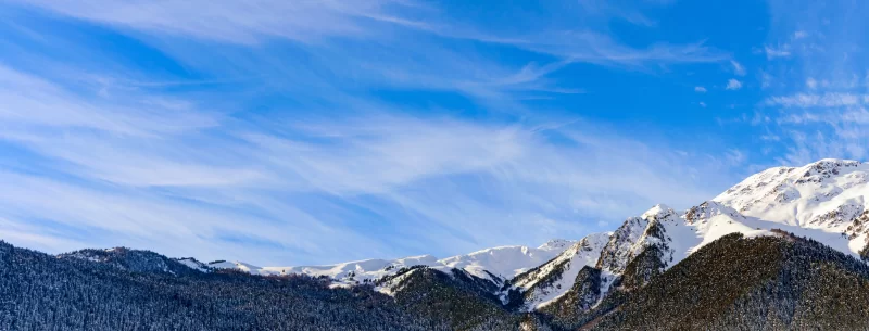 Зимние горы и голубое небо