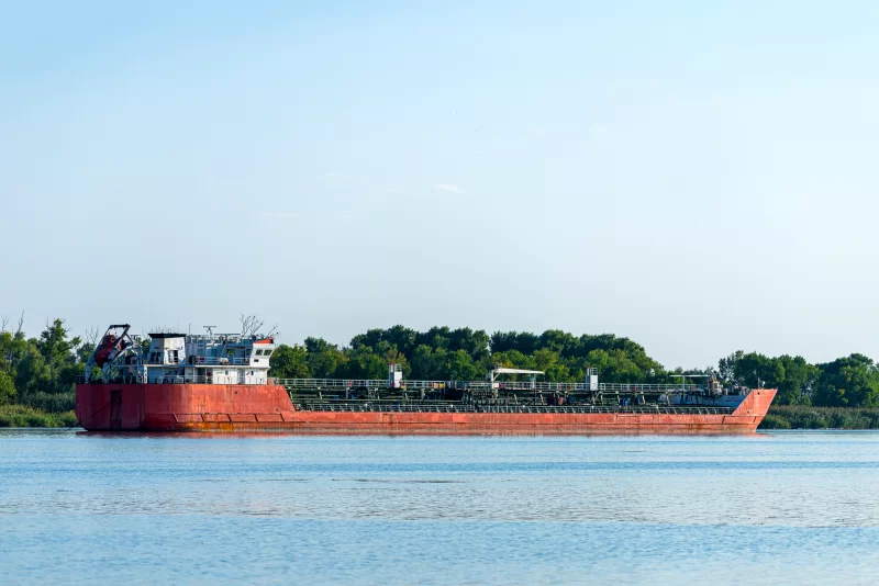 Нефтяной танкер в реке стоит на якоре