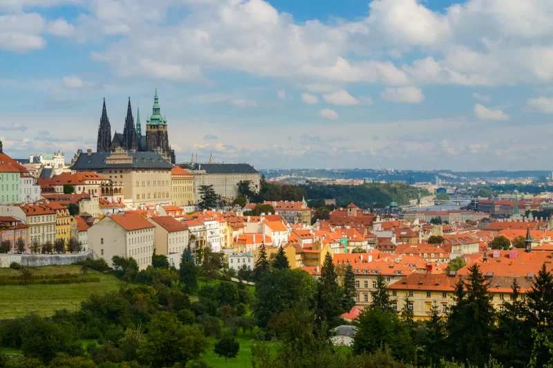 Панорамный вид с воздуха на старый город Праги