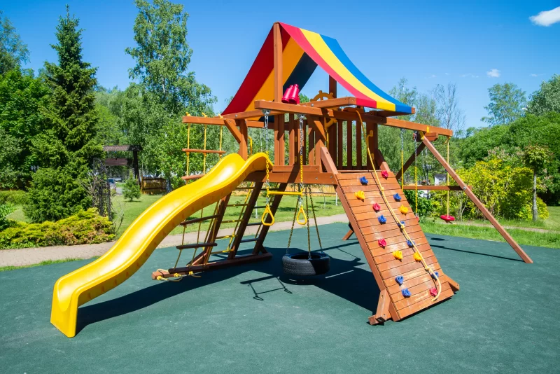 Красочная игровая площадка во дворе парка