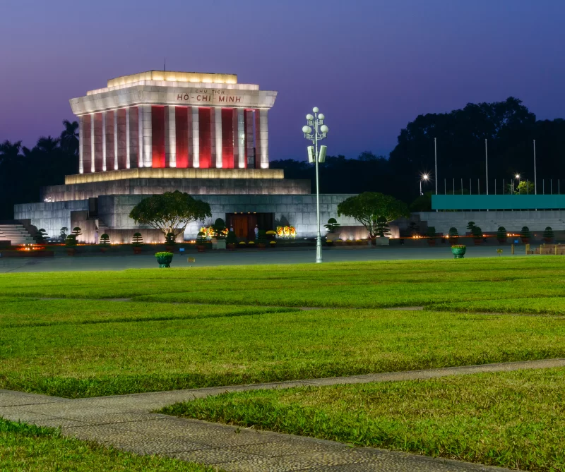 Ночной вид на мавзолей Хо Ши Мина