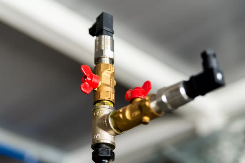 Трубопровод с вентилями и датчиком