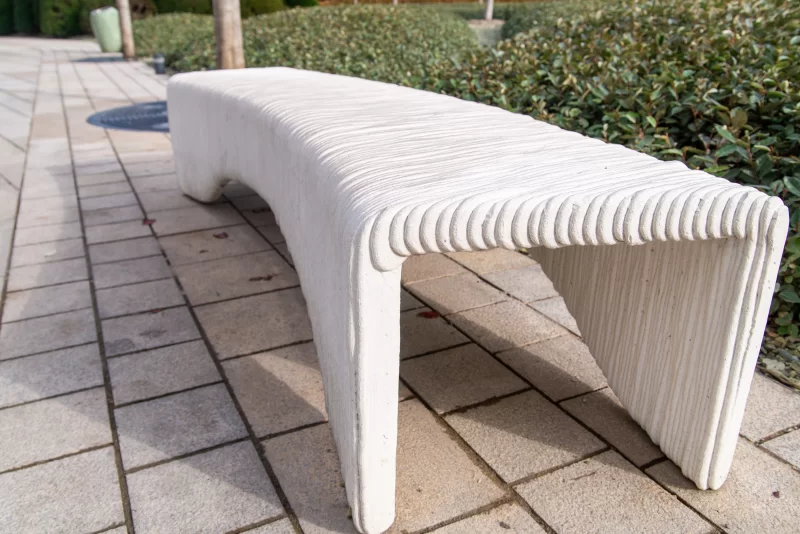 Современная парковая скамейка в парке Галицкого, Краснодар