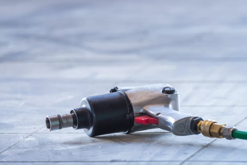 Пневматический ударный гайковерт-пистолет