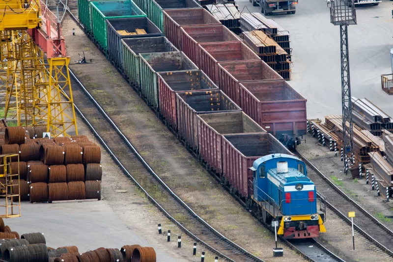 Грузовой поезд и грузовик