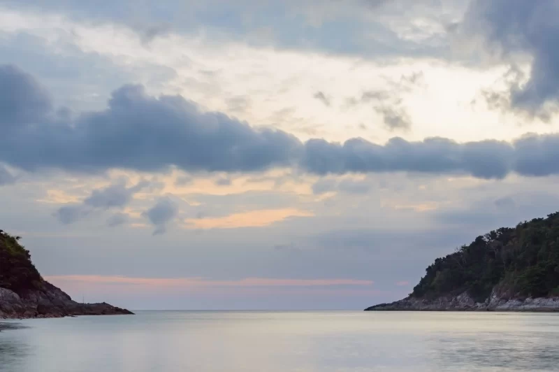 Морской залив утром. Прекрасный летний морской пейзаж.