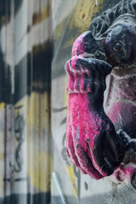 Древний дверной молоток похож на руку