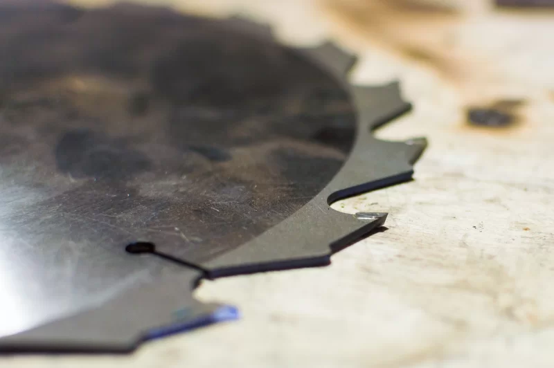 Зубья дисковой пилы крупным планом