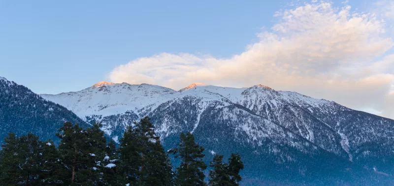 Заснеженные горы на рассвете