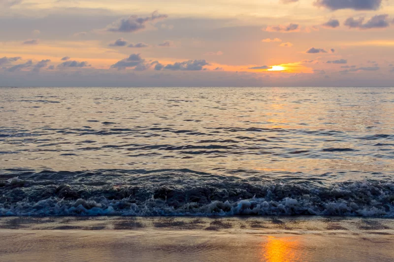 Золотой восход и закат над морем, океанские волны