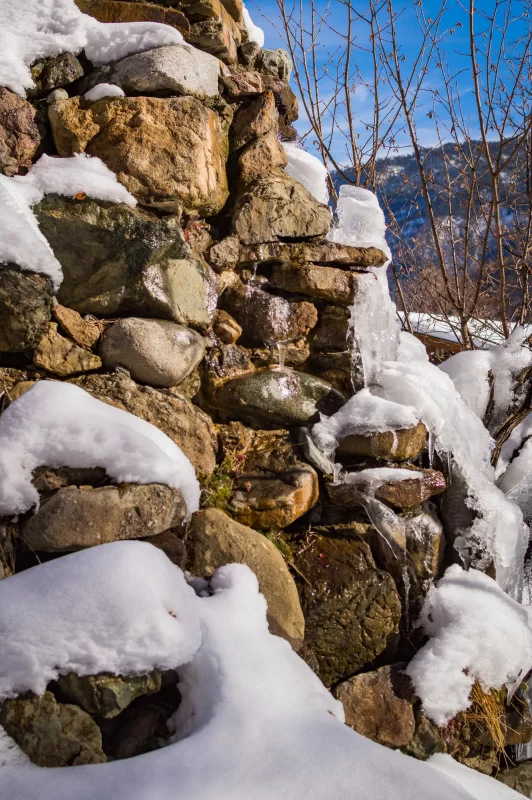 Зимний водопад из камней и льда