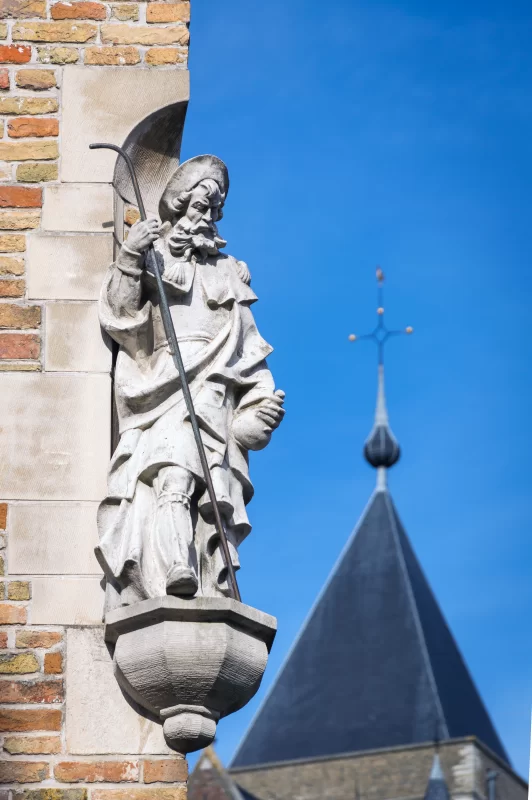 Скульптура святого на углу дома