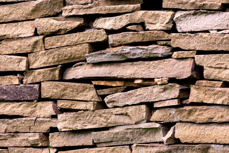 Треснувшая поверхность стены из натурального камня