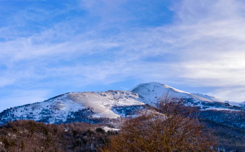 Зимний горный пейзаж с камнями и снегом