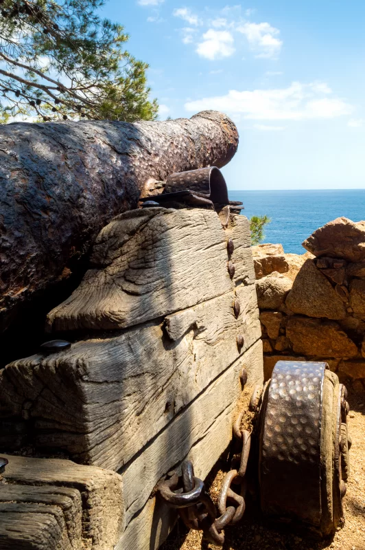 Старинная пушка в древнем европейском форте