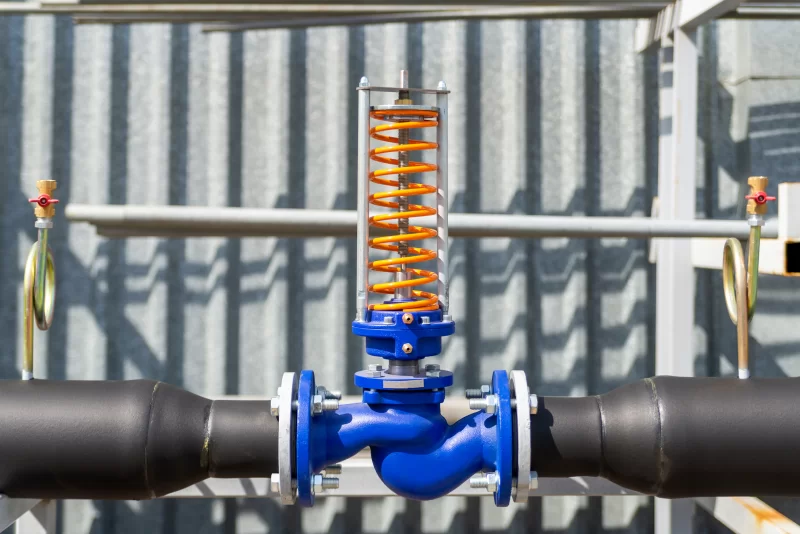 Промышленный клапан с оранжевой пружиной