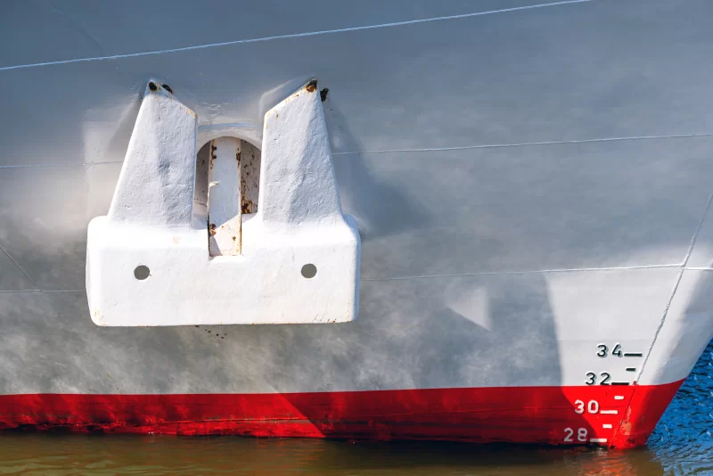 Судно с якорем и бортовой шкалой осадки