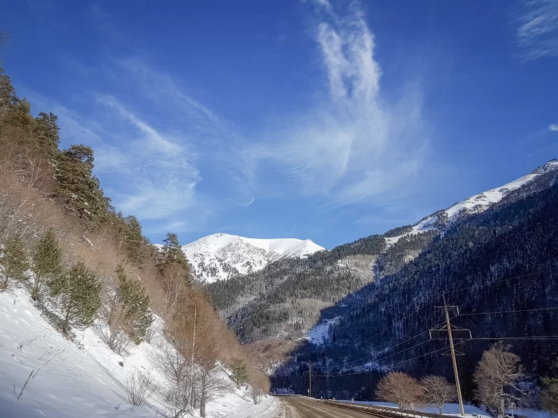 Зимний горный пейзаж с дорогой и снегом