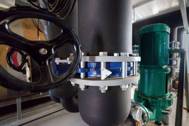Технологическое оборудование: трубы, вентиль, насос