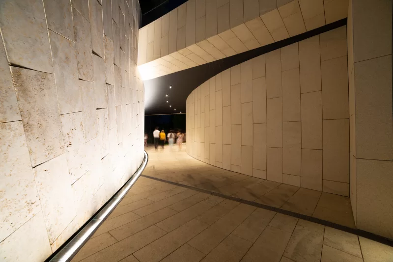 Коридор освещен, стены облицованы декоративной плиткой.