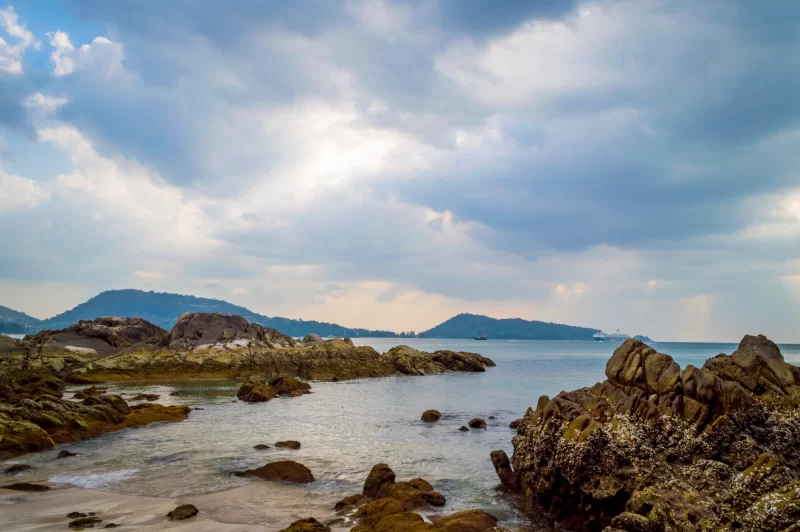 Каменистый пляж на закате