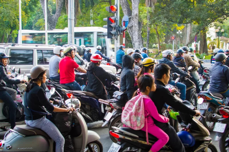 Мотоциклисты на улицах Ханоя
