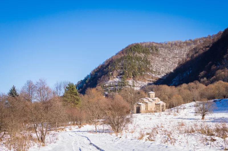 Нижне-Архызское поселение. Заброшенный православный храм.