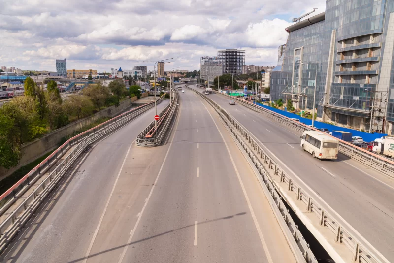 Городской виадук и оживленная дорога с движением транспорта