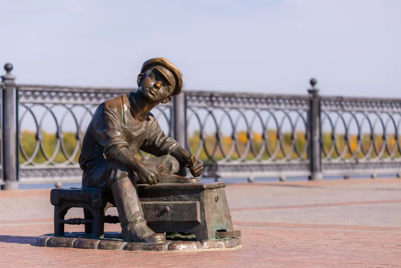 Sculpture of shoeshine boy