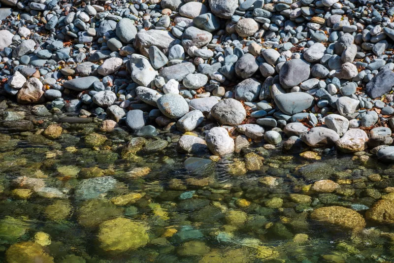 Прибрежные камни и чистая вода