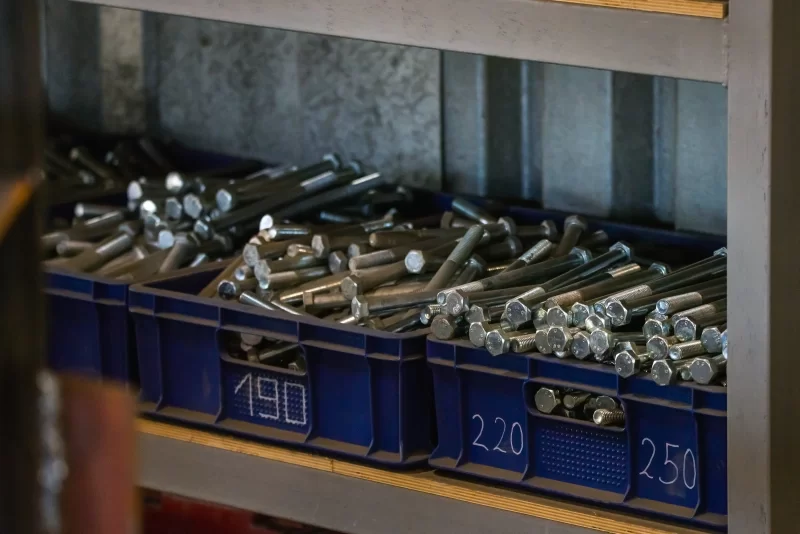 Пластиковый лоток для металлических болтов на складе