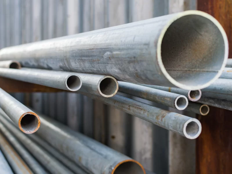 Металлические трубы на стеллаже