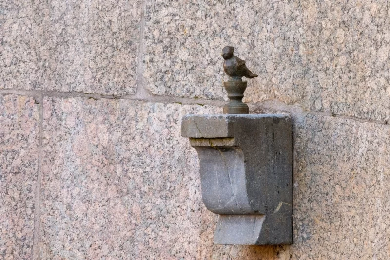 Chizhik Pyzhik monument at Fontanka river