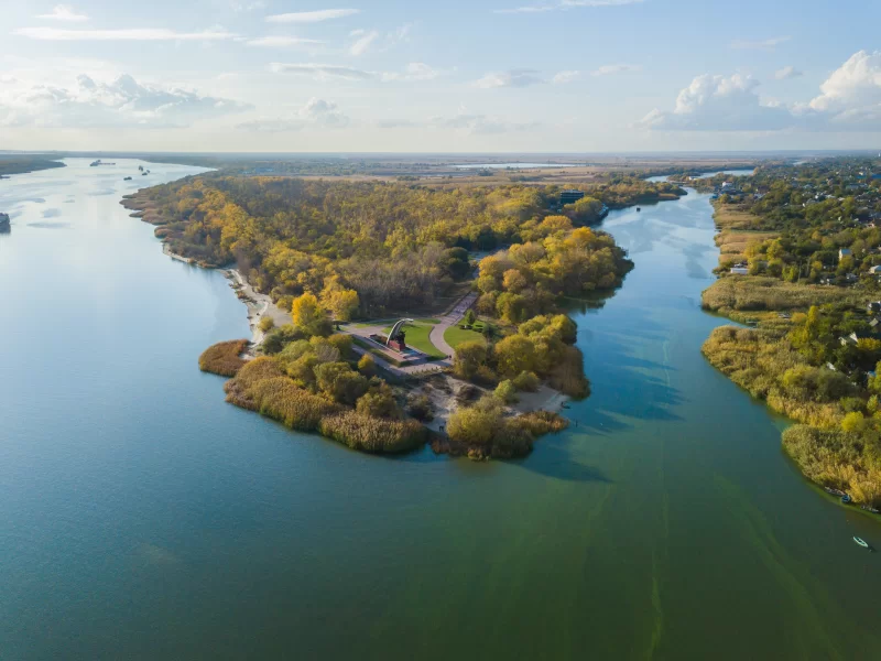Живописное слияние рек и осенний пейзаж с высоты птичьего полета