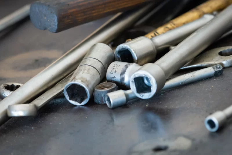 Гаечный ключ и металлические гайки