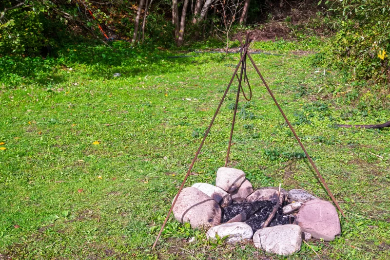 Деревенское кострище с треногой на природе
