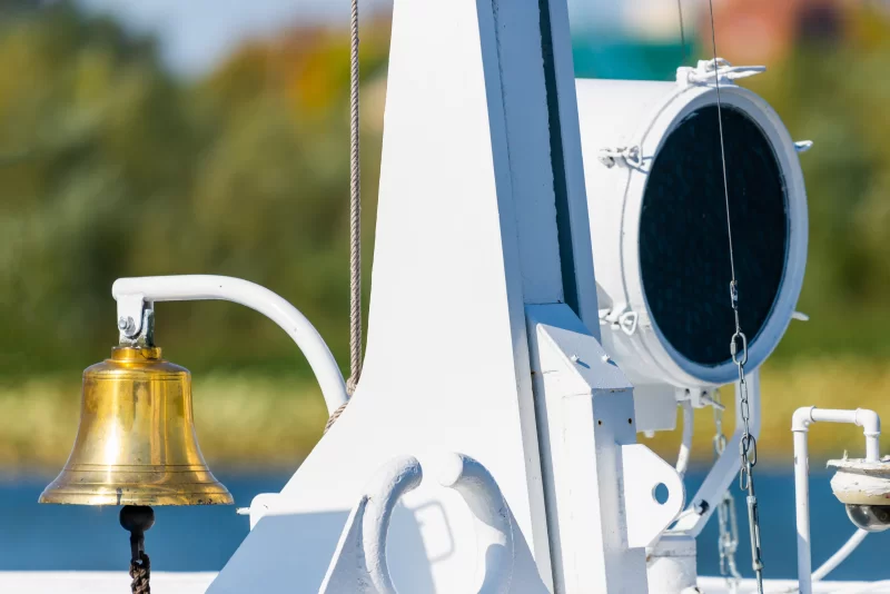Судовой колокол и сигнальный огонь на судне